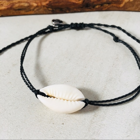 Delicate Cowrie Shell Bracelet Black - Picture 3 of 5